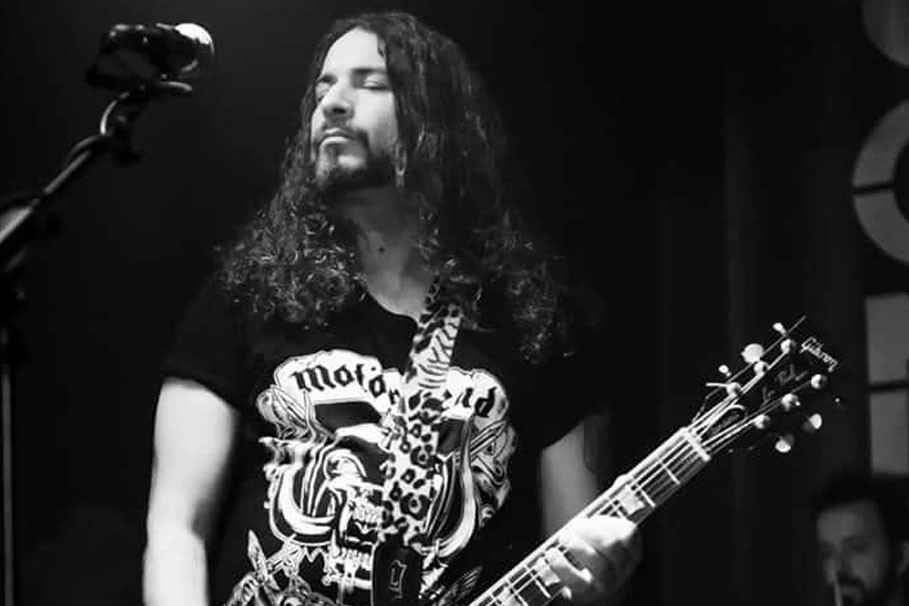 Oleg Egon Brando Salvino sul palco con la chitarra